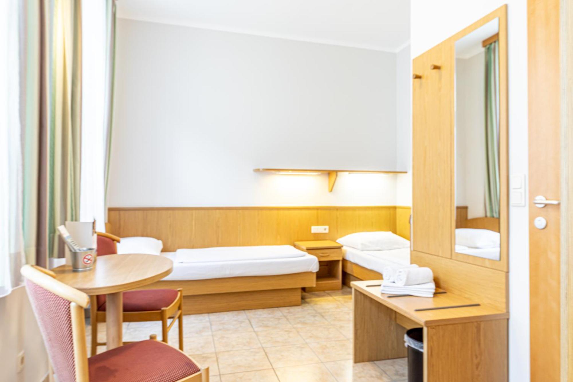 Hotel-Pension Fuenfhaus Viyana Dış mekan fotoğraf